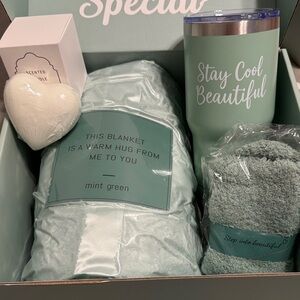Mint Green Gift Set with Blanket and Tumbler